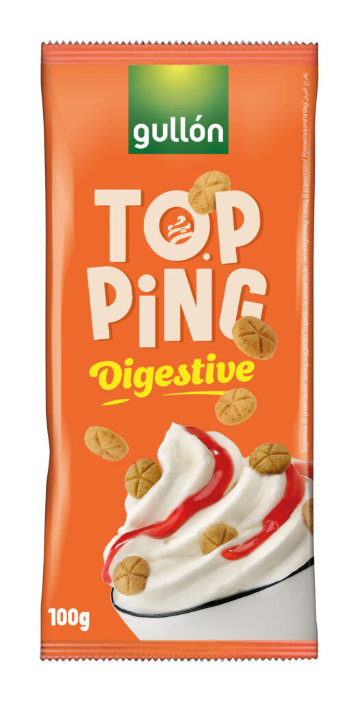 Trabajo de Home Economist por Olga Vila para packaging publicitario de Gullón Topping Digestive sobre helado soft serve con sirope de fresa